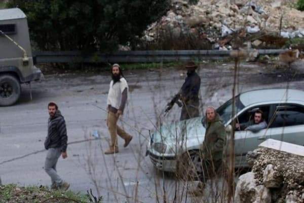 مستعمرون يقتحمون قرية عين سينيا وحي الطيرة في رام الله