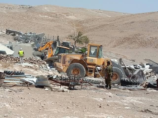 الاحتلال يهدم منازل ومنشآت للمواطنين في قرية جنبا بمسافر يطا